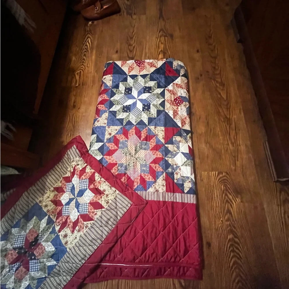 Full size quilt with 2 pillow shams…… perfect condition!! - Picture 2 of 3